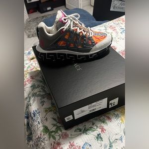 Brand new Versace shoes never wear whit original Box and original laces